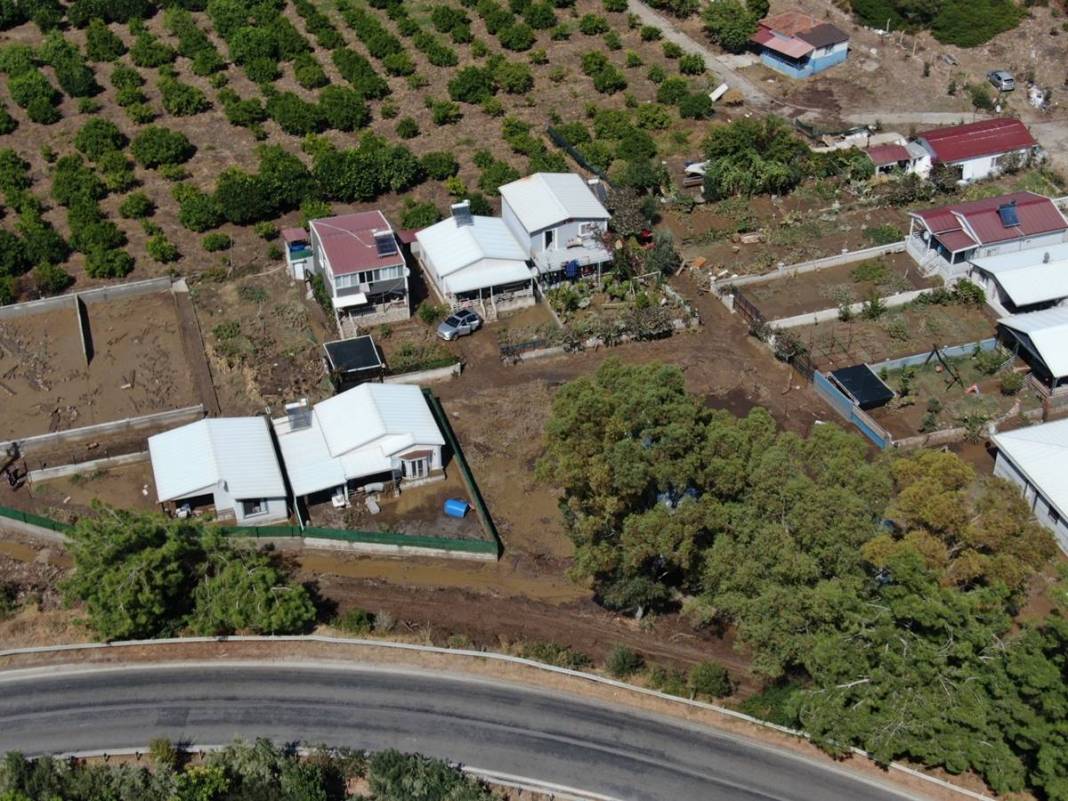 O kentte yollar çöktü: Gece yarısı felaketi yaşadılar! Gün aydınlanınca korkunç manzara ortaya çıktı 17